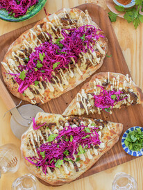 Pinsa med kebab og kålsalat