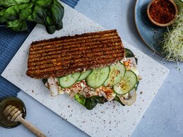 Sandwich med cottage cheese og kylling