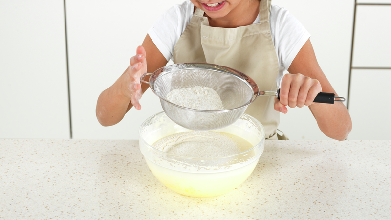 Ha melblandingen over i en sikt og sikt blandingen over i eggedosisen.