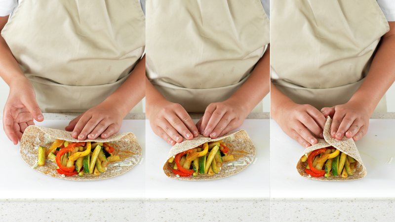 Brett sammen tortillaen: Brett først inn bunnen, så begge sidene (slik som på bildet).