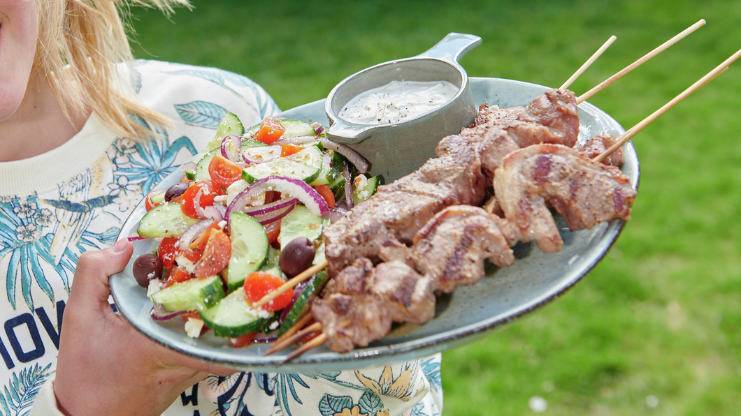 Grillspyd med lam og gresk salat