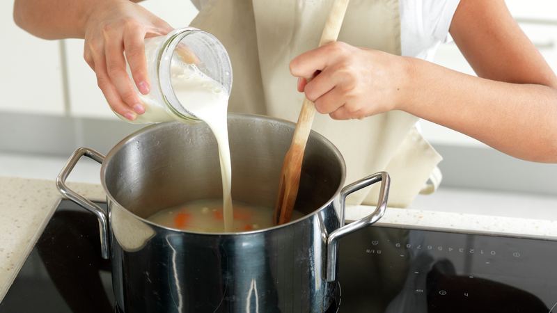 Hell blandingen i den varme fiskebuljongen mens du rører godt. Hvis du ser noen små melklumper: bruk sleiven og press de mot kanten av kjelen, slik at de løser seg opp. La suppen småkoke i 5 minutter. Rør litt underveis.