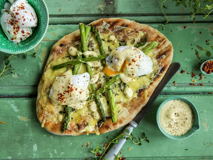 Pizza med posjert egg og asparges