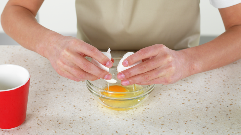 Nå skal du skille egg, fordi du kun skal bruke eggehvitene. Finn frem en kopp og en liten skål. Start med et egg og knekk det i skålen.