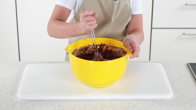 Bland alt godt sammen med slikkepotten. Hvis det er tungt å røre kan du bruke håndmikseren til å blande sammen.