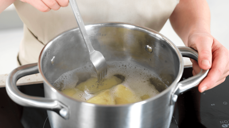 Når potetene har kokt i 20 minutter: sjekk om de er ferdige ved å stikke en gaffel i en potet. Hvis gaffelen går lett inn og ut er de ferdige.