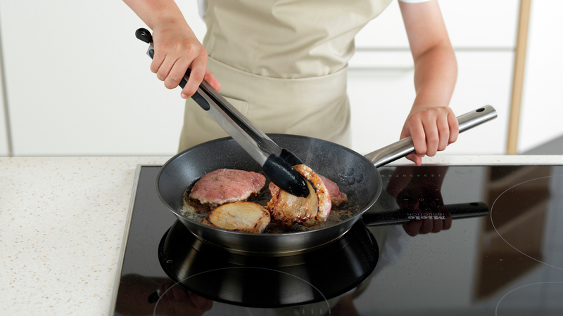 Stek svinebiffene i 3 minutter på hver side. Legg biffene over på en tallerken eller et serveringsfat når de er ferdige.