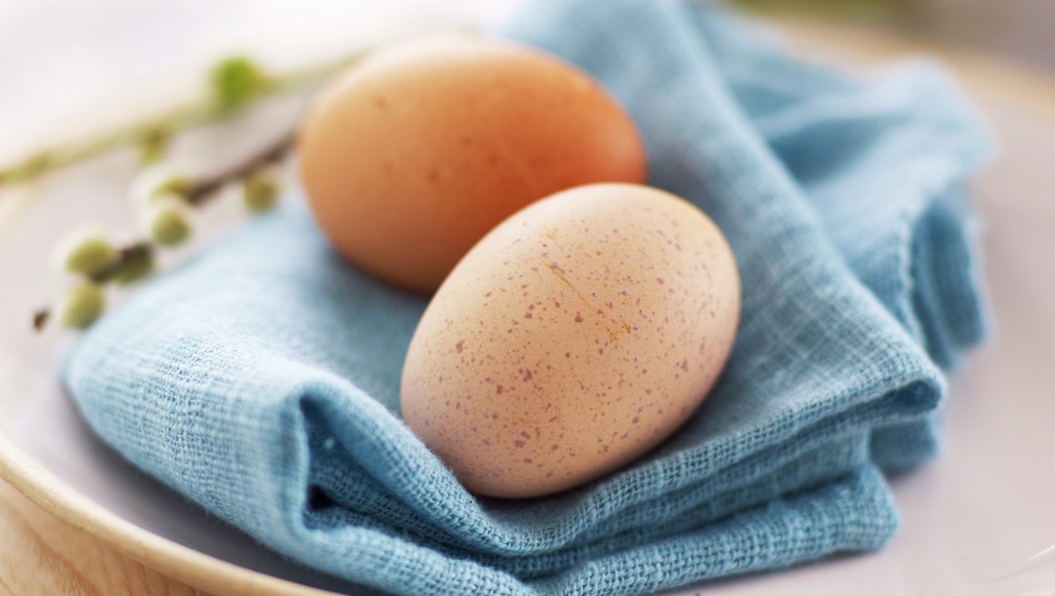 Illustrasjonsfoto med brune egg på serviett