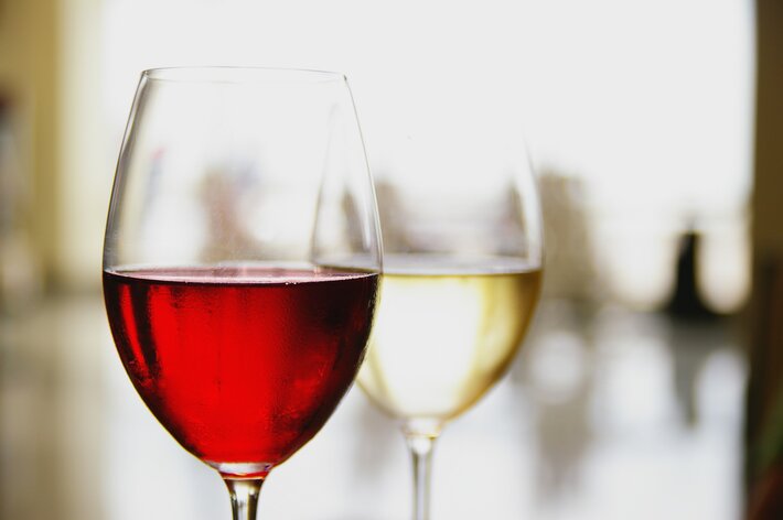 Rødvin og hvitvin i glass