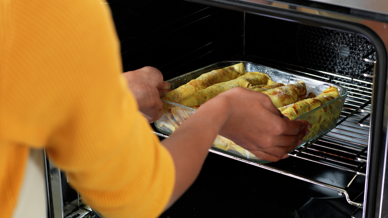 Sett formen i ovnen og stek i 15 minutter, til pannekakene har fått en gyllen overflate.