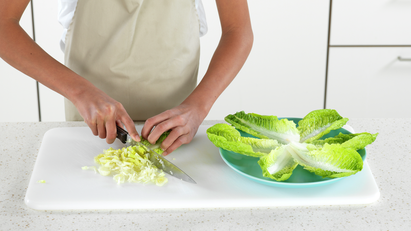 Skjær resten av salaten i tynne strimler.