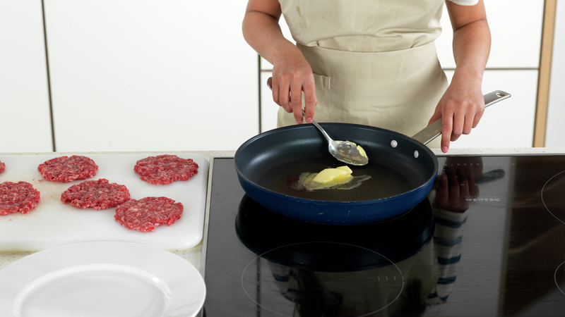Sett en tallerken eller et fat i nærheten av stekeplaten. Sett en stekepanne på platen og skru på middels varme. Ha i margarin eller smør.