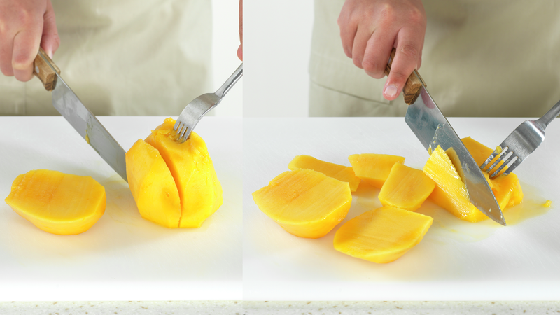 Hold mangoen stødig med en gaffel, mens du skjærer av mangokjøttet, bit etter bit.