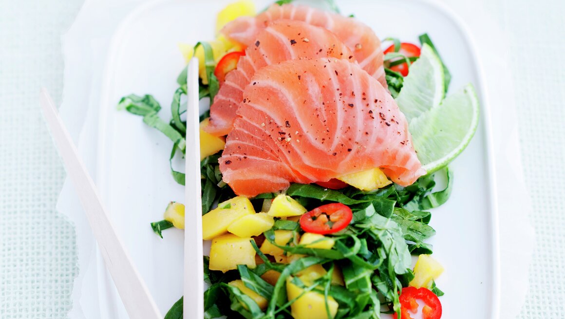Salat med sashimi og mango
