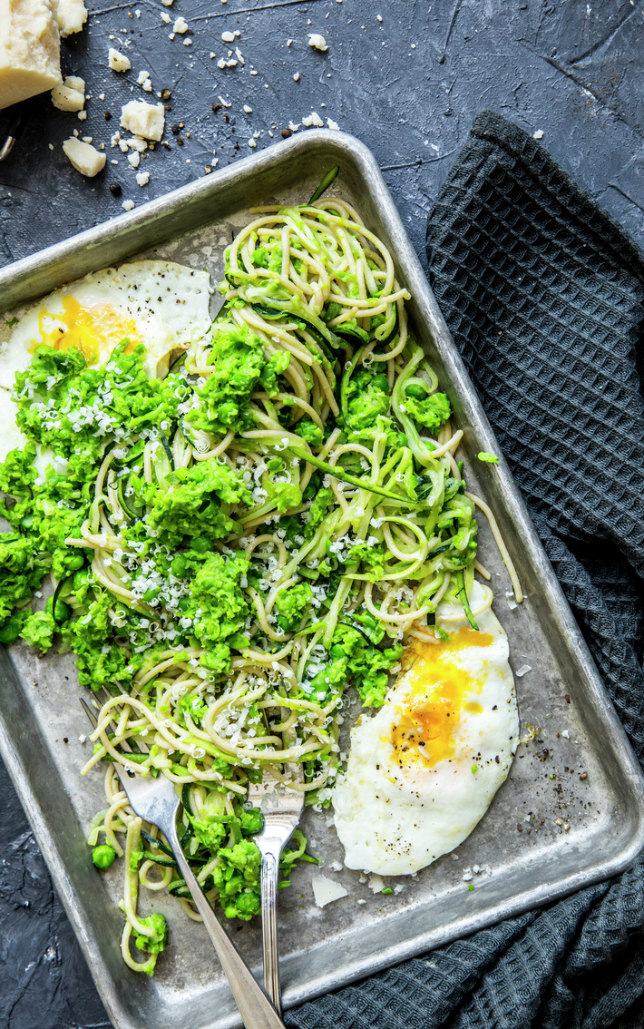 grønn pasta med stekt egg