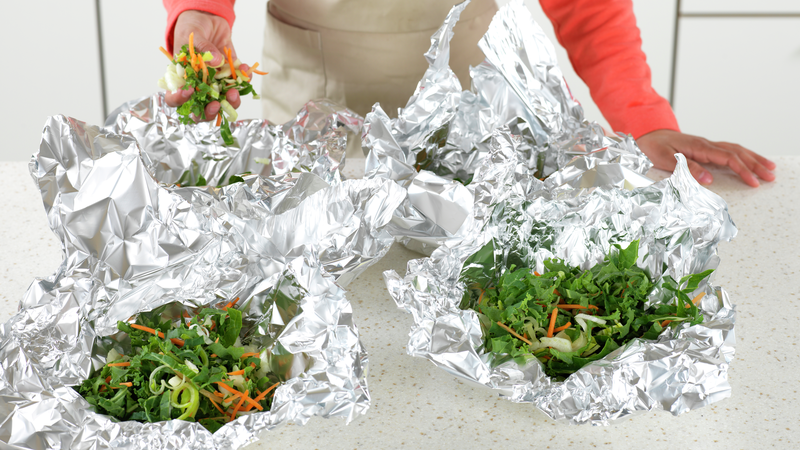 Legg grønnsakene på ark av aluminiumsfolie. Skal du lage fire pakker, trenger du fire ark aluminiumsfolie.