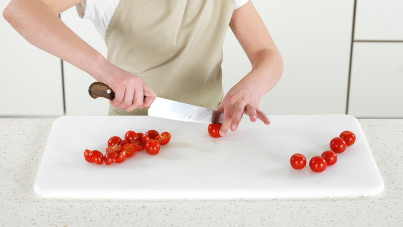 Lag tomatsalsa: Skjær cherrytomat i fire og ha i en skål.