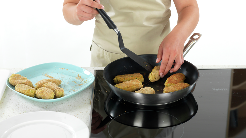 Ha falaflene i pannen og stek til de er gylne, ca. 3 minutter på hver side. Hvis du lager mange, så kan du steke i flere omganger, slik at det ikke blir for fult i pannen.
