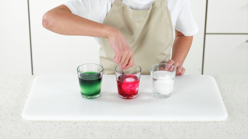 Ha rød konditorfarge i ett glass. Rør litt med teskjeen, slik at fargen blander seg med vannet.