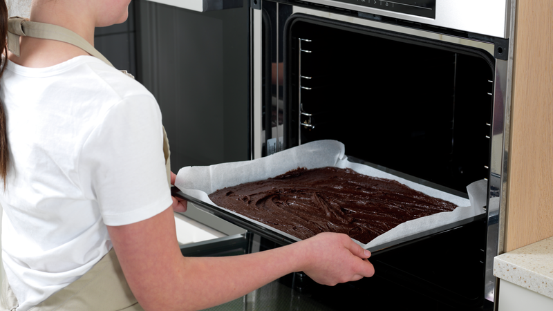 Sett langpanna midt i ovnen og stek i 25 minutter. Husk at en brownie kan ha en nesten flytende kjerne. Den må ikke stekes for mye, da blir den tørr.