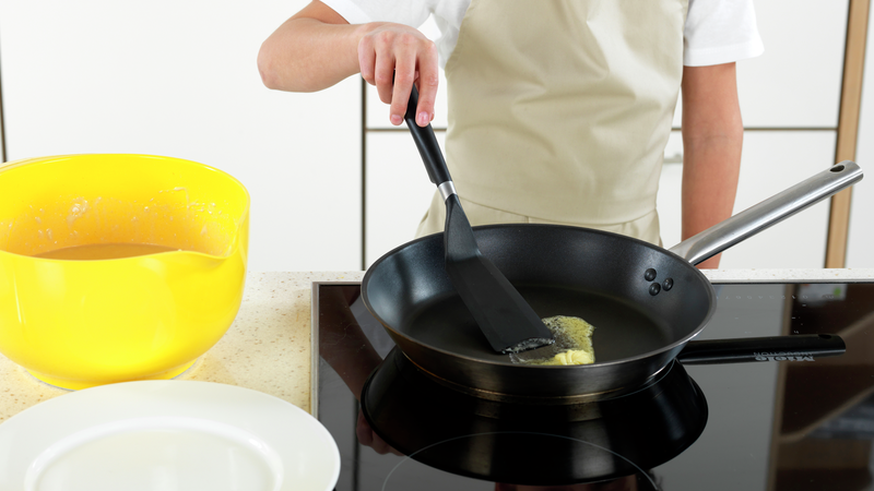 Ha smør i stekepannen, og smør smøret litt rundt med stekespaden. Gjør klar en tallerken til de ferdige pannekakene, legg gjerne et par ark tørkerull på tallerkenen. Du skal steke pannekakene på middels varme.