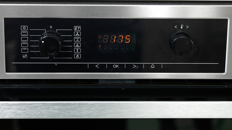 Ta ut alle stekebrett fra ovnen, slik at den er tom. Sett stekeovnen på 175 °C. Bruk varmluft.