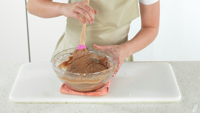 Ha sjokoladebitene i muffinsrøra og vend forsiktig inn med en slikkepott