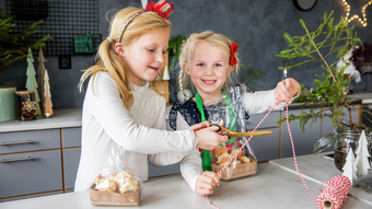 Barn lager spiselige julegaver - kokosmakroner