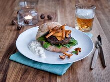 Reinsdyrburger med kantareller og multedressing