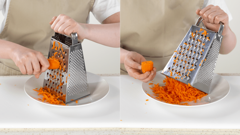 Riv gulrot på en tallerken. Sett tallerkenen inn i kjøleskapet, til du er klar for servering.