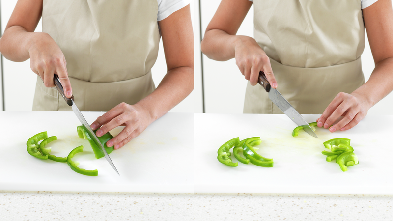 Skjær paprika i strimler på langs og så i biter. Legg bitene i en bolle eller på en tallerken.