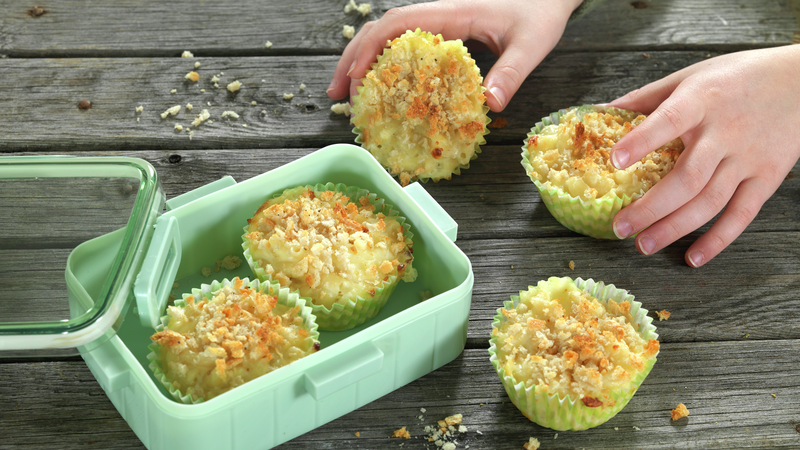 Spis mac and cheese muffinsene med en gang, gjerne sammen med en salat. Hvis ikke kan du også putte dem i matboksen.