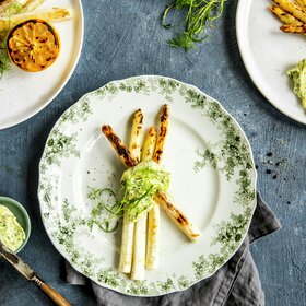 Grillet hvit asparges med urtesmør