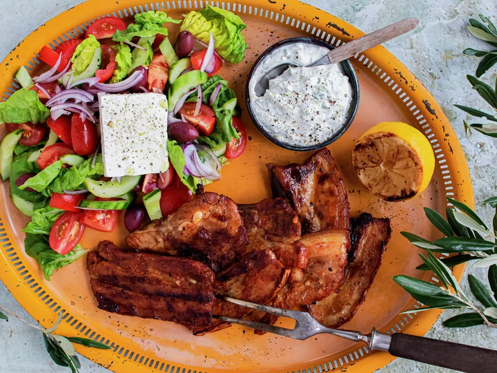 Grillribbe med gresk salat