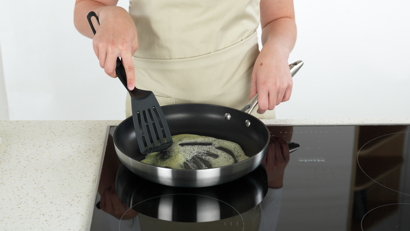 Sett en stekepanne på platen og skru på middels varme. Ha i margarin eller olje.
