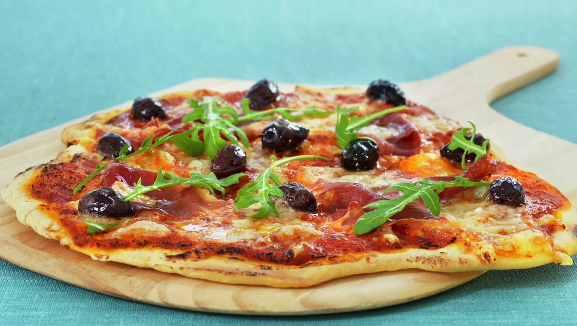 Italiensk pizza med spekeskinke og oliven