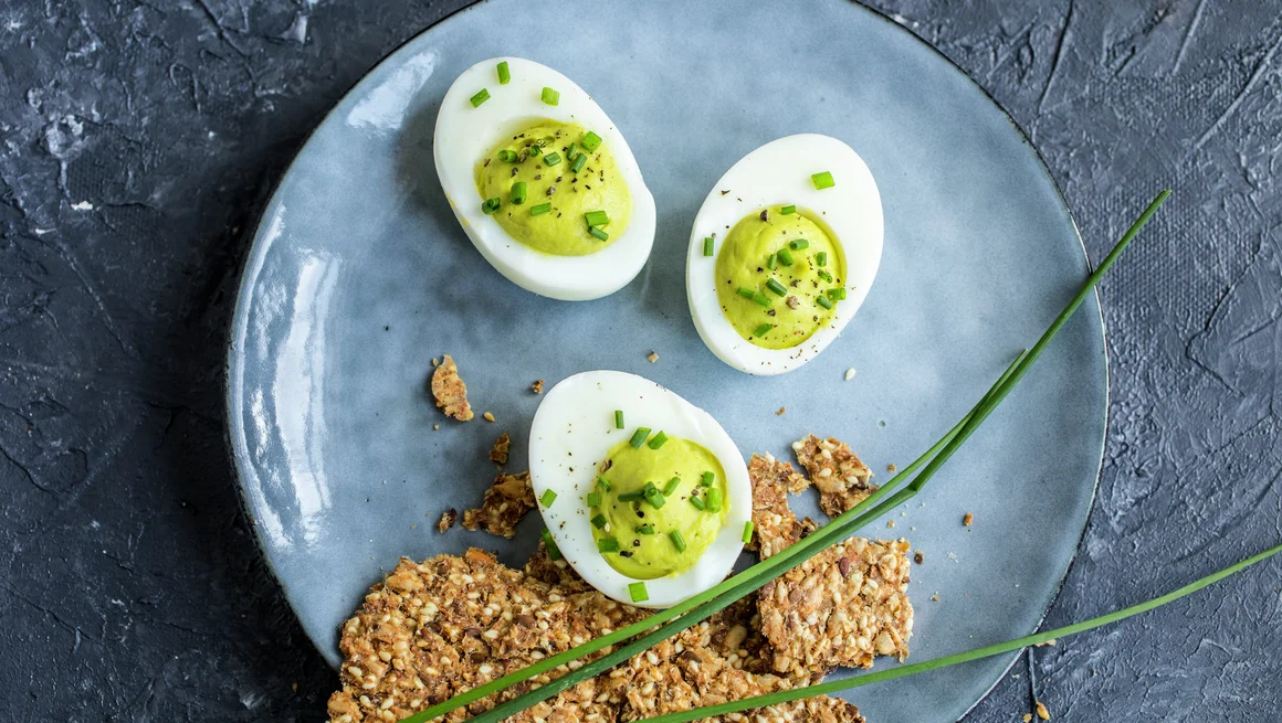 Fylte egg med avokado