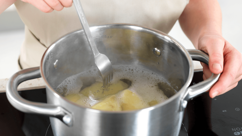 Sjekk at potetene er gjennomkokte ved å stikke en gaffel i en potet. Hvis gaffelen går lett inn og ut er den ferdig.