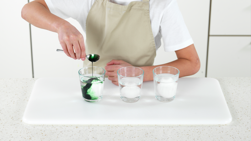 Ha grønn konditorfarge i ett glass. Rør litt med en teskje, slik at fargen blander seg med vannet.