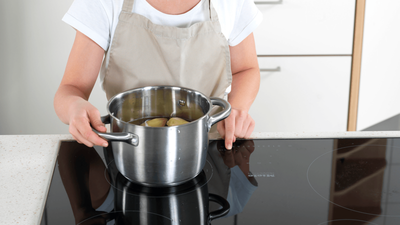 Sett kjelen på platen og skru på full varme. Når vannet koker kan du skru ned varmen litt, slik at det ikke koker over. Potetene skal koke i ca. 20 minutter.