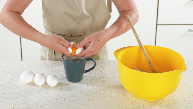 Knekk ett og ett egg i en kopp, og ha det i bollen.
