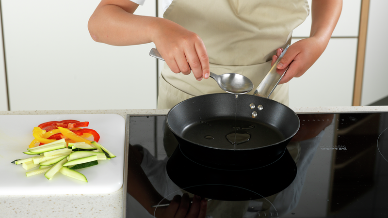 Sett en stekepanne på platen og skru på høy varme. Ha olje i pannen.