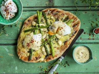 Pizza med posjert egg og asparges