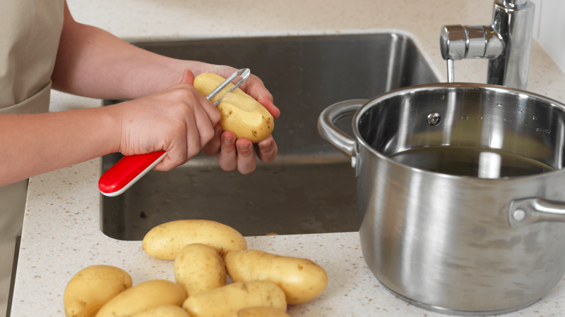 Skyll og skrell potetene over vasken og legg dem i kjelen med vann. Husk å kaste skallet i søpla når du er ferdig. Du kan også koke potetene med skall, hvis du vil det.