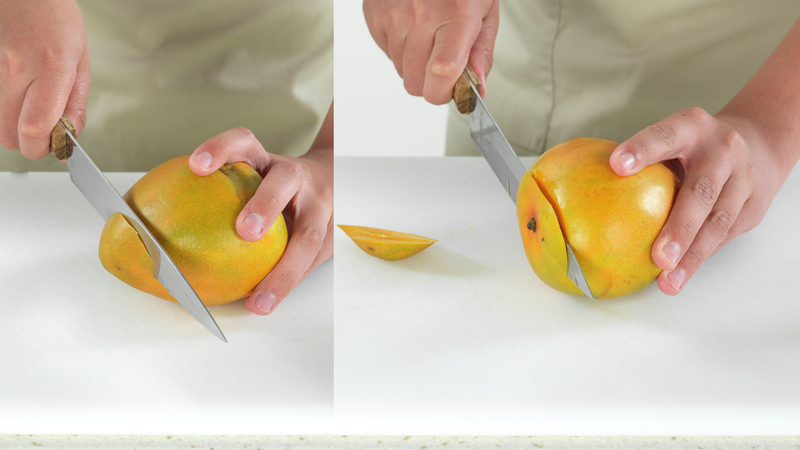 Skjær topp og bunn av mangoen.