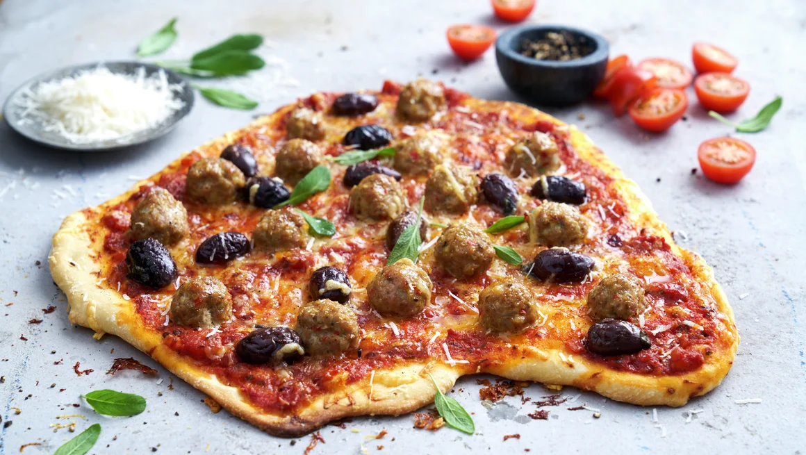 Pizza med kjøttboller og oliven