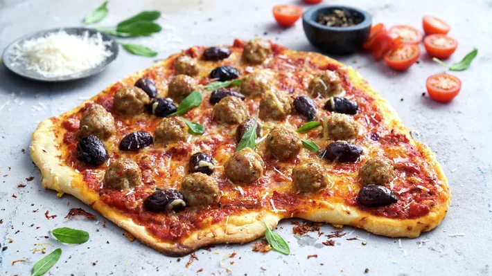 Pizza med kjøttboller og oliven