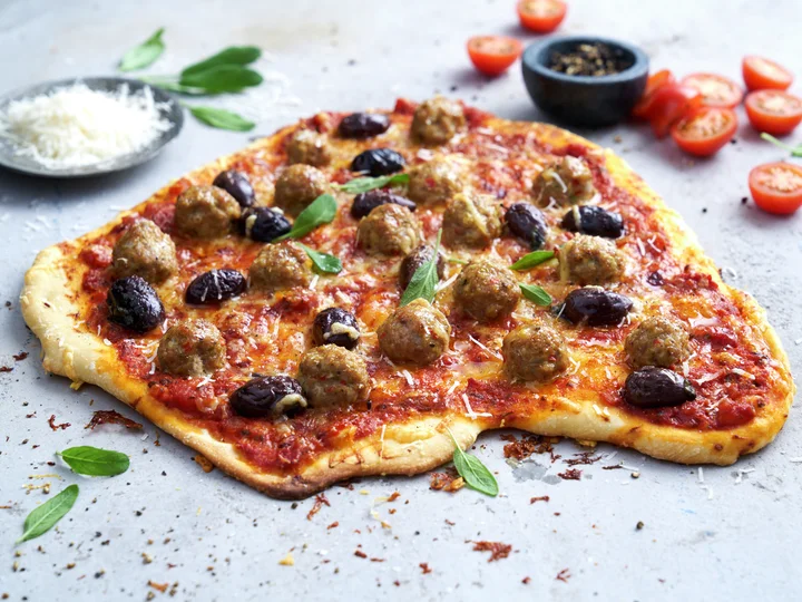 Pizza med kj&#248;ttboller og oliven