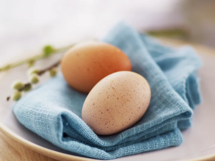 Illustrasjonsfoto med brune egg p&#229; serviett