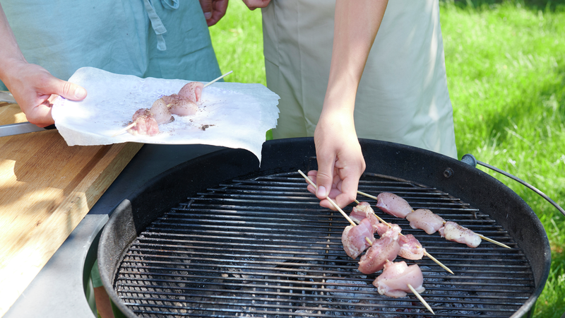 Spydene skal grilles på sterk varme i 2-4 minutter, til kyllingen er gjennomstekt. Snu spydene ofte underveis. Det er lurt å bruke en klype til å snu spydene. Server de ferdiggrillede spydene sammen med salaten du har laget.